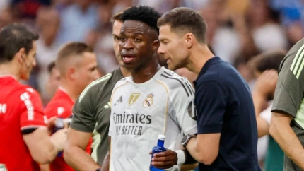 Vinicius y Xabi Alonso, durante el Real Madrid-Espanyol