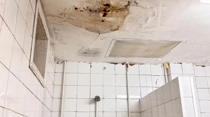 Una de las duchas de los vestuarios del campo de fútbol da Mercé en Conxo