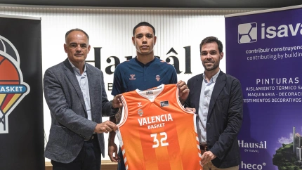 Isaac Nogués, con su 32 taronja en honor a  Magic Johnson