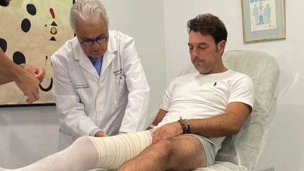 Andy Cartagena, en manos del doctor Cugat en una sesión de rehablitación