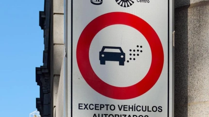 Una señal de tráfico indica la entrada a una zona de bajas emisiones en una ciudad española