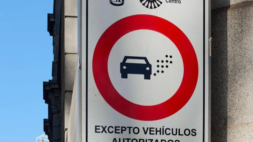 Una señal de tráfico indica la entrada a una zona de bajas emisiones en una ciudad española
