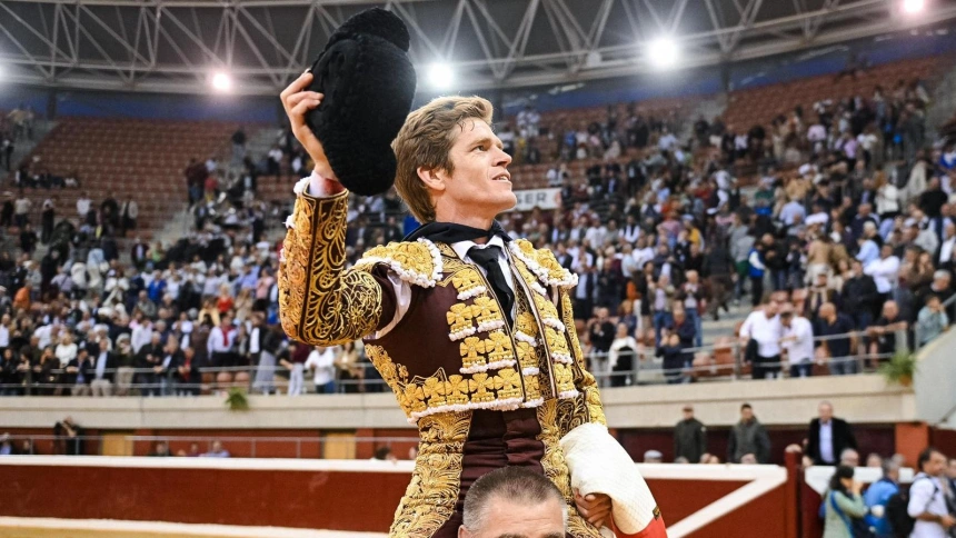 Borja Jiménez, en su salida a hombros este miércoles en Logroño