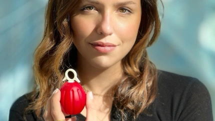 La fundadora de FlamAid, Julieta Rueff, con uno de sus dispositivos