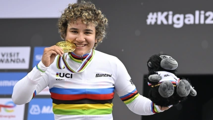 Paula Ostiz posa con su medalla y su maillot de campeona del mundo junior.