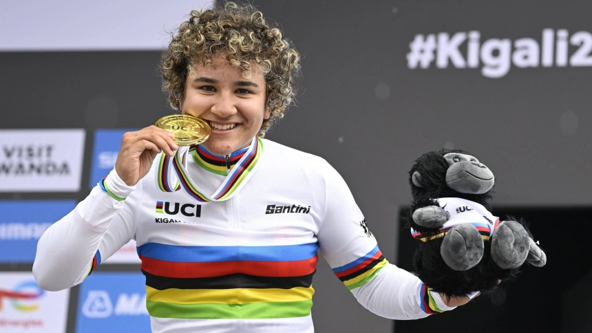 Paula Ostiz posa con su medalla y su maillot de campeona del mundo junior.