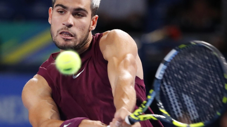 Carlos Alcaraz golpea la bola en su partido ante Zizou Bergs en Tokio.