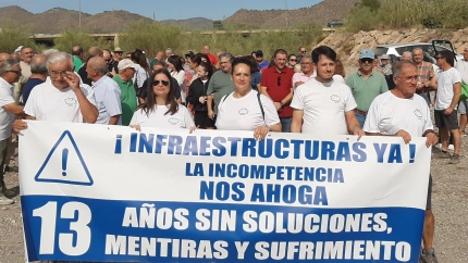 Damnificados por las riadas de 2012 se manifiestan ante la rambla de La Torrecilla