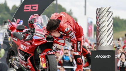 Márquez besa su moto en el podio de Motegi después de conquistar el título Mundial de MotoGP.