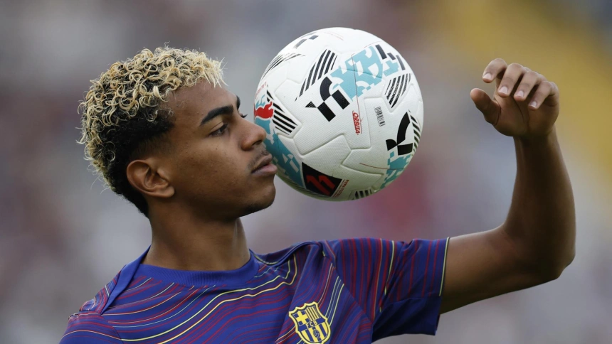 Lamine Yamal calentando en el Barcelona - Real Sociedad