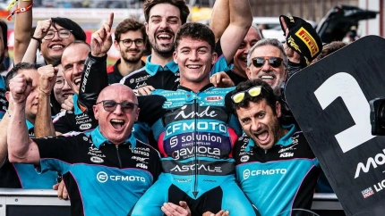 Dani Holgado celebra con su equipo el triunfo en Japón.