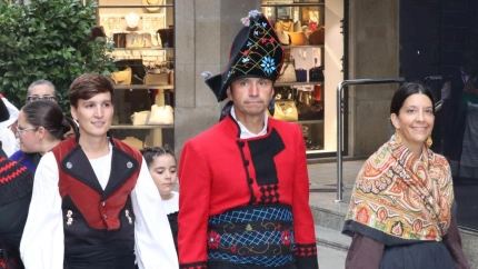 Luiz Pérez barral, Vicente Mariño y María Sanpedro en la celebración del Día do Traxe en las fiestas de Santa Uxía