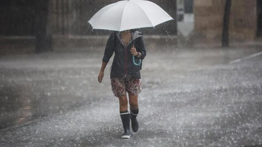 Mujer con paragüas durante el temporal de lluvias que azota España