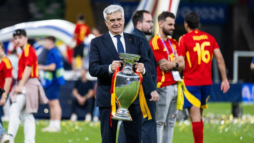 Pedro Rocha, con la Eurocopa ganada por España