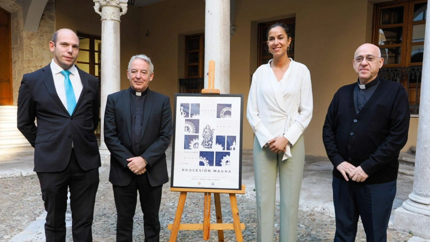Ignacio Martin, Jesús Fernández Lubiano, Blanca Jiménez y Manuel Fernández Narros, junto al cartel de la Procesión Magna