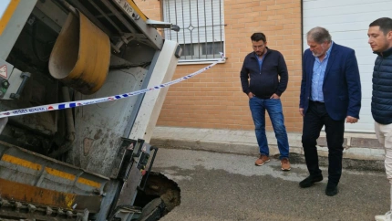 Colapsa parte de una calle de Teruel al pasar un camión de la basura