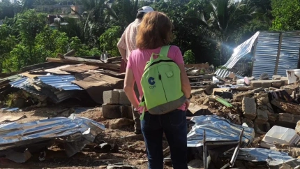 Patricia Rosety y el misionero Gullón ante los escombros producidos por los desalojos