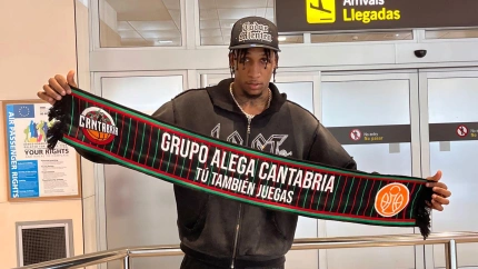 Jassel Pérez posa a su llegada al aeropuerto para fichar por el Grupo Alega Cantabria.