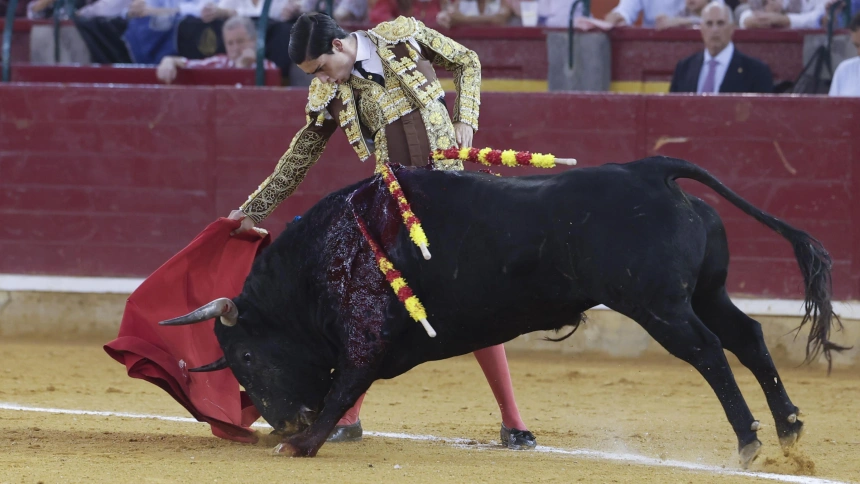 El Mene durante la faena de muleta al novillo al que ha cortado una oreja en Zaragoza