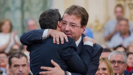 Gallardo y Fernández Vara, fundidos en un abrazo