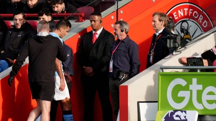 Rodri se retira cabizbajo tras lesionarse en el partido del Manchester City