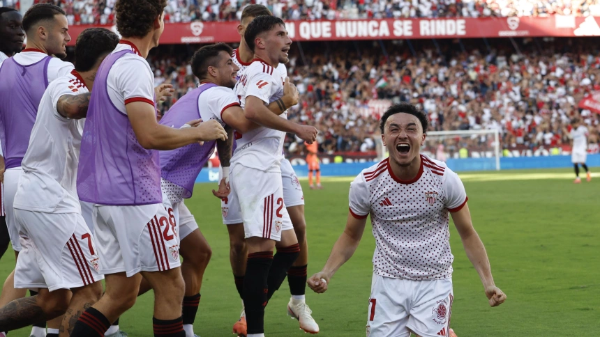Los jugadores del Sevilla celebran el gol de Carmona ante el Barcelona
