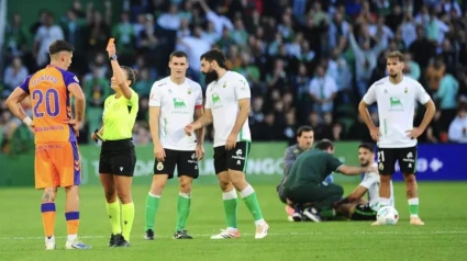 Marta Huerta expulsa tras revisar el VAR al malaguista Montero.