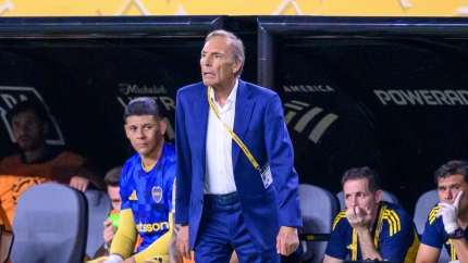 Miguel Ángel Russo dirigiendo un partido de Boca Juniors desde el banquillo