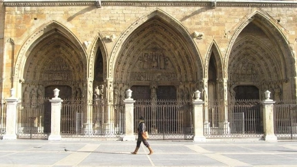 El 28 de noviembre se celebra un congreso en León para buscar la “mejor solución” para la fachada de la catedral de León y sus esculturas originales