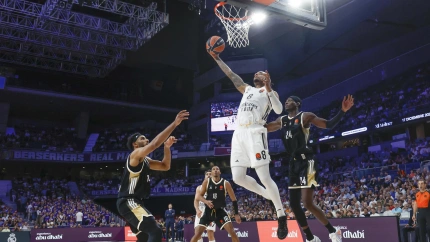 MADRID, 09/10/2025.- El alero estadounidense del Real Madrid Chuma Okeke (c) entra a canasta ante dos rivales del Asvel durante el partido de la tercera jornada de la temporada regular de la Euroliga que disputan este jueves en el Movistar Arena de Madrid. EFE/Juanjo Martín