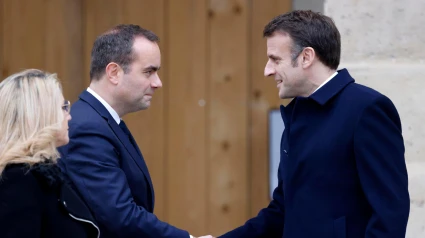 El presidente francés, Emmanuel Macron, saluda al Primer Ministro de Francia, Sébastien Lecornu.