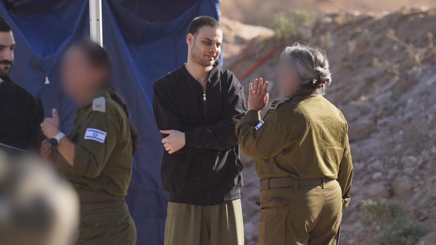 El rehén liberado Alon Ohel conversa con una soldado en la Franja Norte de Gaza