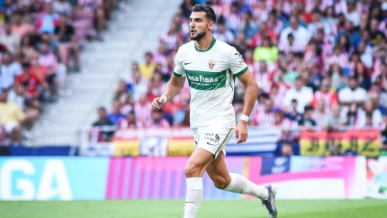 Rafa Mir, jugando con el Elche