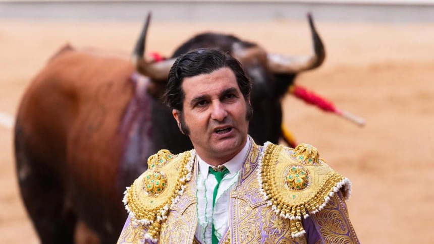 El diestro Morante de la Puebla durante el festejo taurino de la Feria de Otoño celebrado este domingo en la plaza de Las Ventas, en Madrid