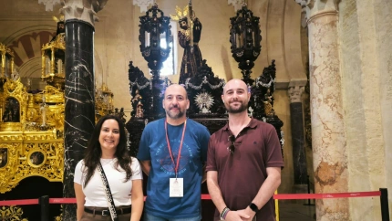 José, del Nazareno, con Moisés y Mireia, turistas