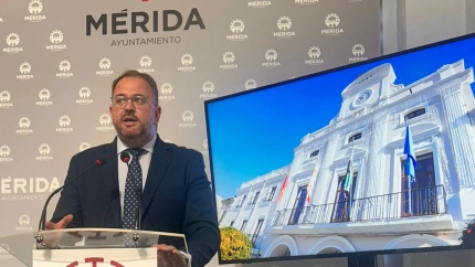 Mérida exige a la Junta el cumplimiento del Estatuto de Capitalidad y critica el presupuesto más bajo en cinco años