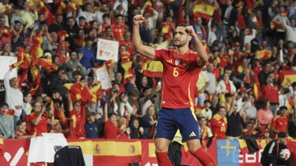 Mikel Merino celebra su segundo gol ante Bulgaria con España