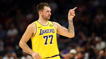 Luka Doncic debutaba esta temporada con los Lakers ante los Suns.
