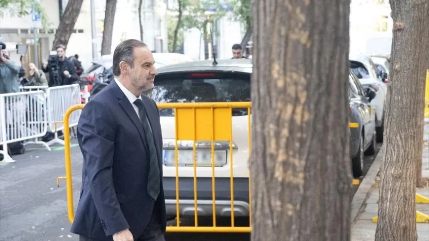 El exministro de transporte José Luis Ábalos llega al Tribunal Supremo para declarar como investigado, a 15 de octubre de 2025, en Madrid (España). Ábalos está citado a raíz de la información recabada en el último informe de la Unidad Central Operativa (UCO) de la Guardia Civil sobre su situación patrimonial. Además, se rechazó la renuncia del exministro a su defensa legal, por su obligación de acudir acompañado, y se revisan las medidas cautelares.Eduardo Parra / Europa Press15 OCTUBRE 2025;PIXELADA