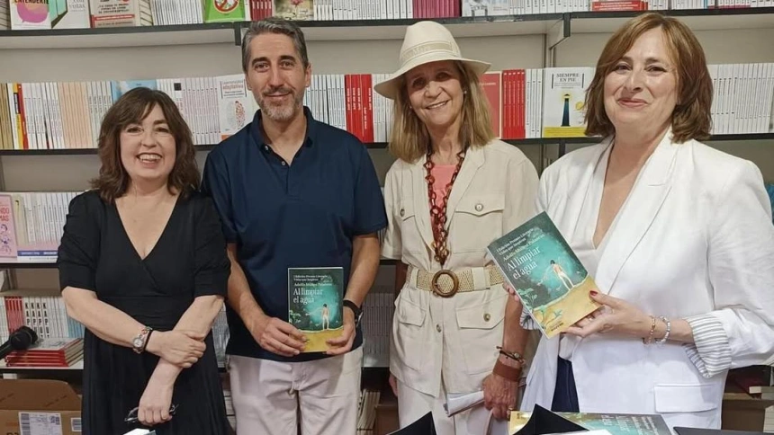El escritor Muñoz Palancas en una feria del libro, con la nueva novela, acompañado de la Infanta Elena