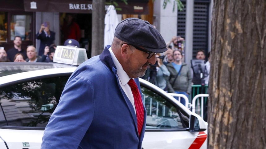 Ha llamado la atención el gran tamaño de la mochila de Koldo García