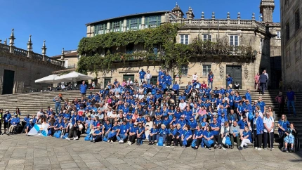 Los participantes del programa Reencontros en las escaleras de la Plaza de la Quintana en Santiago