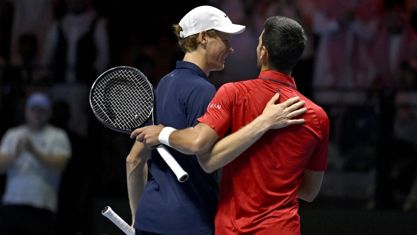 Jannik Sinner y Novak Djokovic se saludan tras su partido en el Six Kings Slam