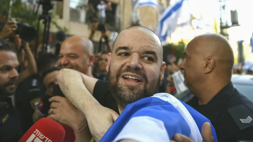 El exrehén israelí de origen argentino Eitan Horn tras ser liberado