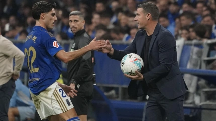Luis Carrión entrega el balón a un Nacho Vidal que luego le defendió en zona mixta.