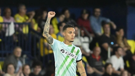 Antony celebra uno de sus goles contra el Villarreal
