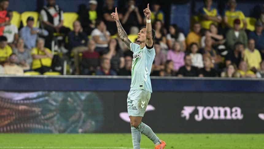 Antony celebra su segundo gol en el Villarreal-Betis