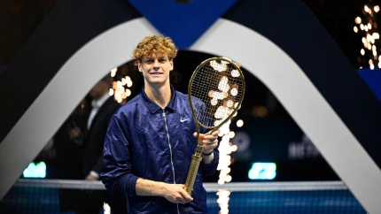 Jannik Sinner posa con la raqueta de oro que le acredita como ganador del Six Kings Slam.
