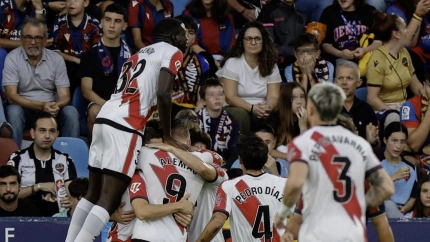 Los futbolistas del Rayo celebran el 0-1 contra el Levante