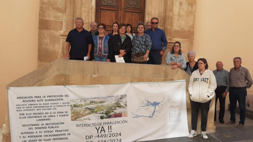 Afectados por las zonas de flujo preferente a las puertas del Ayuntamiento de Lorca